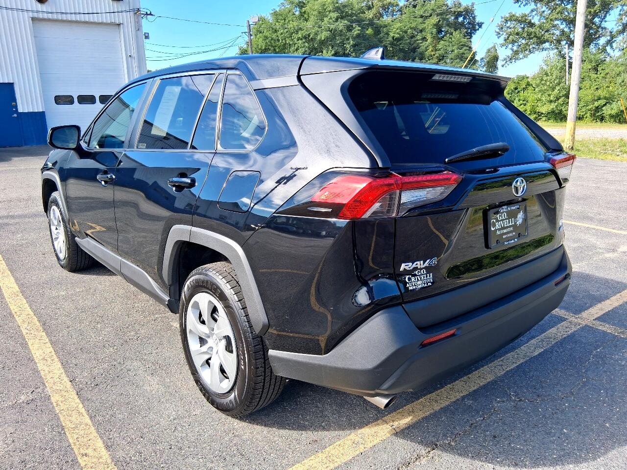 2022 Toyota RAV4 LE photo 3