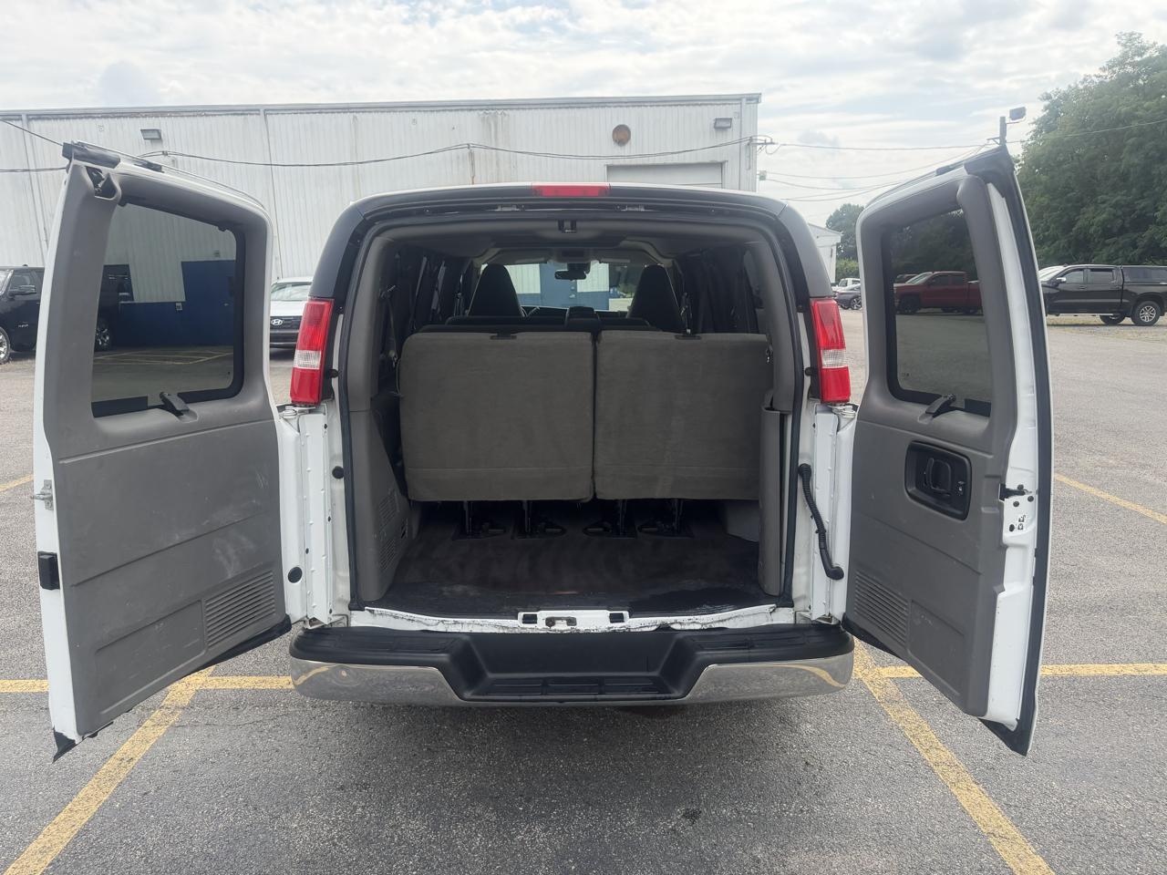 Chevrolet Express Passenger RWD 2500 135" LT 2020
