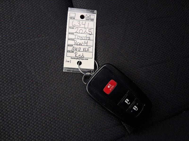 Toyota RAV4 XLE AWD (Natl) 2025