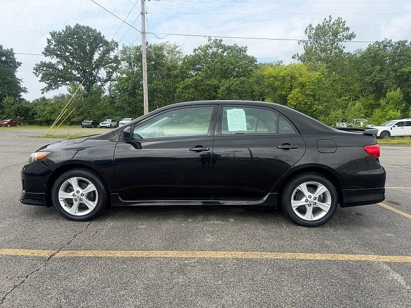 Toyota Corolla 4dr Sdn Auto LE (Natl) 2011