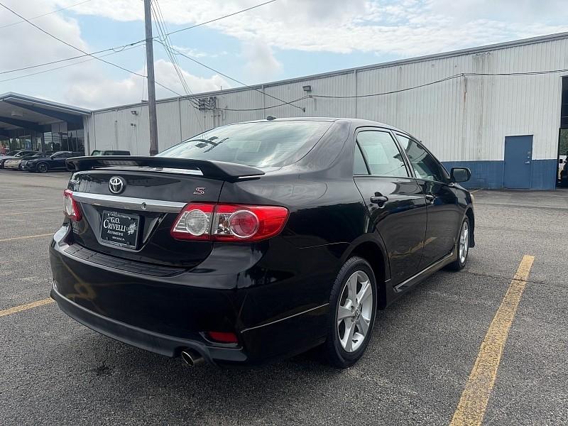 Toyota Corolla 4dr Sdn Auto LE (Natl) 2011