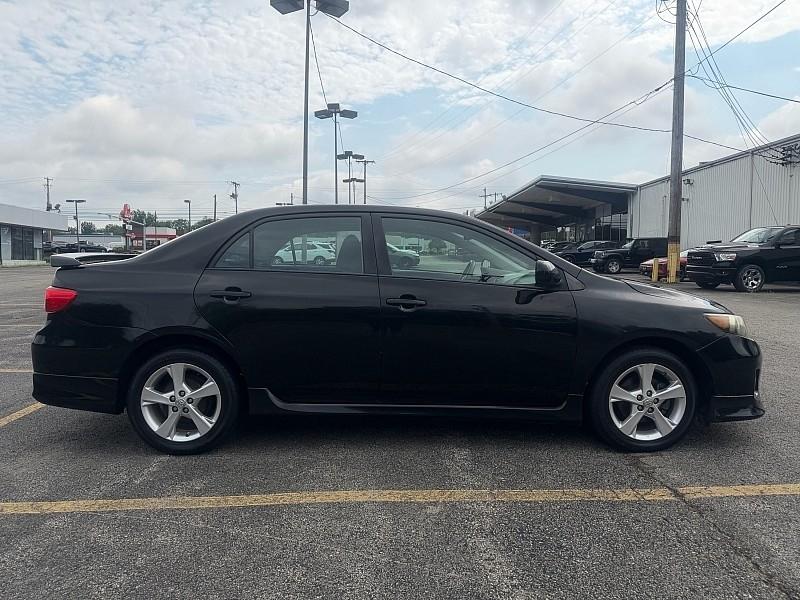 Toyota Corolla 4dr Sdn Auto LE (Natl) 2011