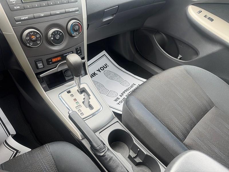 Toyota Corolla 4dr Sdn Auto LE (Natl) 2011