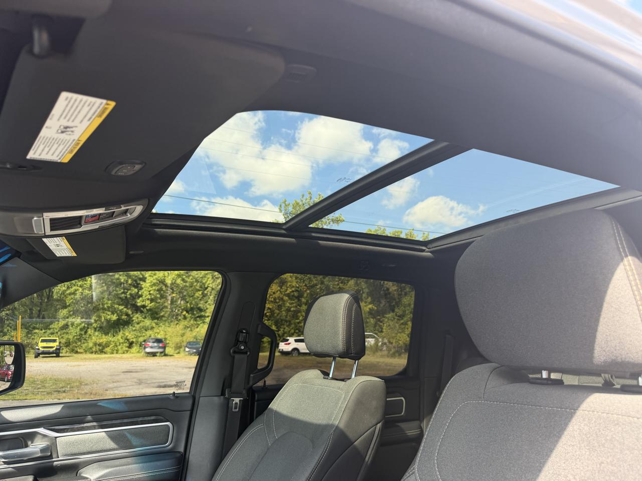RAM 1500 Big Horn 4x4 Crew Cab 5'7" Box 2022