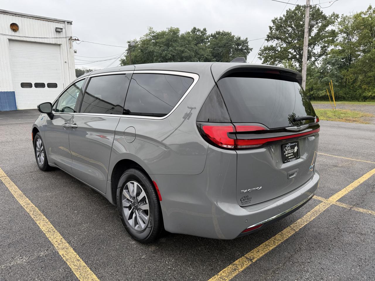 Chrysler Pacifica Hybrid Touring L FWD 2023