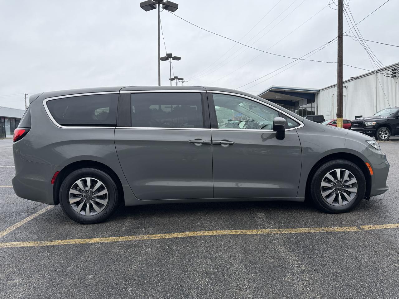 Chrysler Pacifica Hybrid Touring L FWD 2023