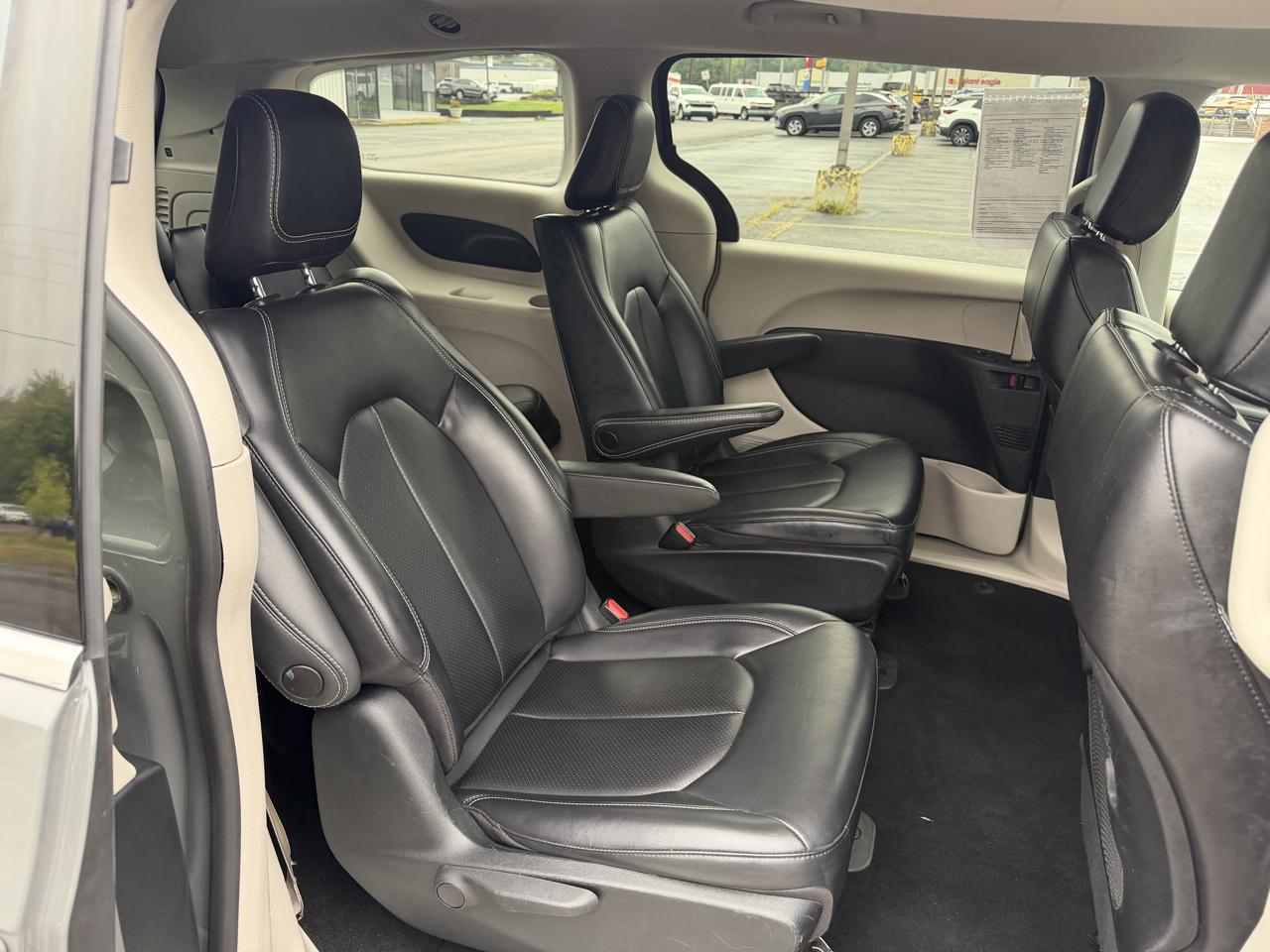 Chrysler Pacifica Hybrid Touring L FWD 2023