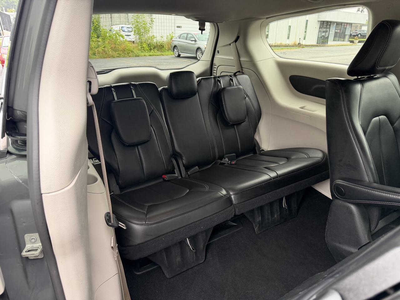 Chrysler Pacifica Hybrid Touring L FWD 2023