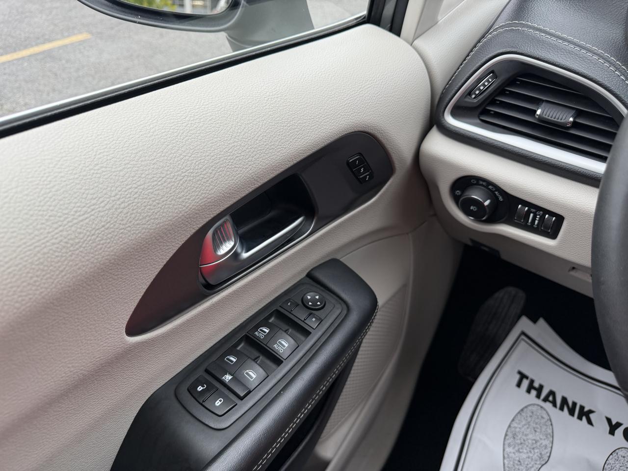 Chrysler Pacifica Hybrid Touring L FWD 2023