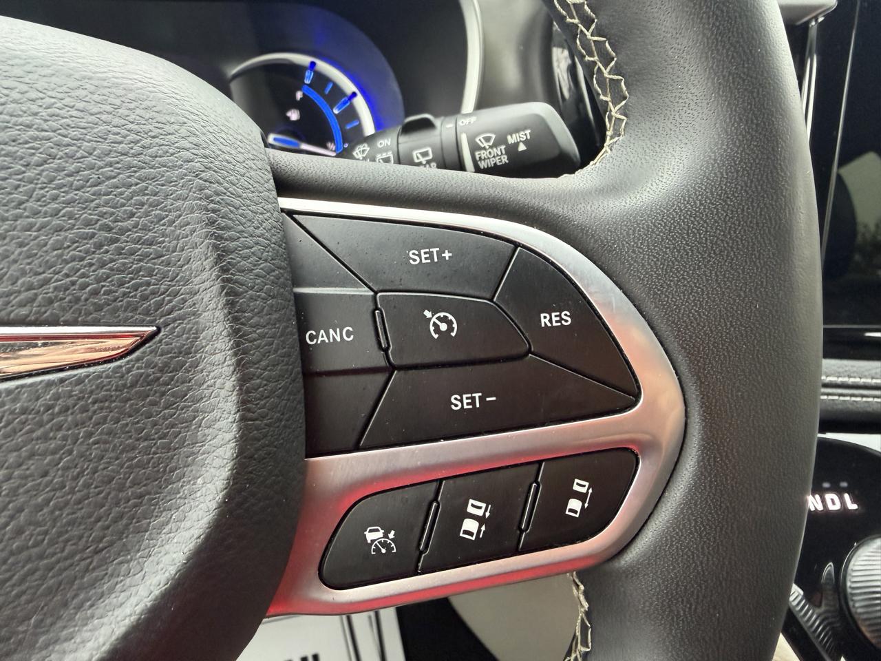 Chrysler Pacifica Hybrid Touring L FWD 2023