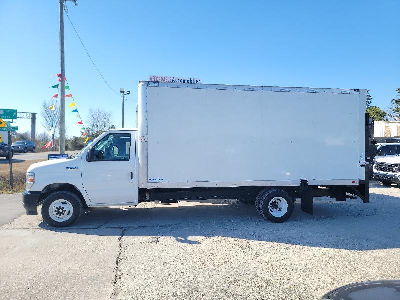 Ford Econoline E-350 Super Duty 2024