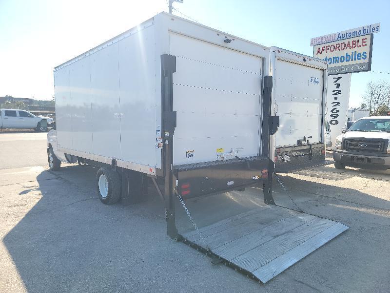 Ford Econoline E-350 Super Duty 2024