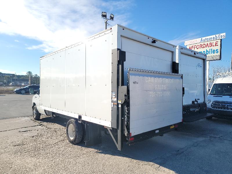 Ford Econoline E-350 Super Duty 2024