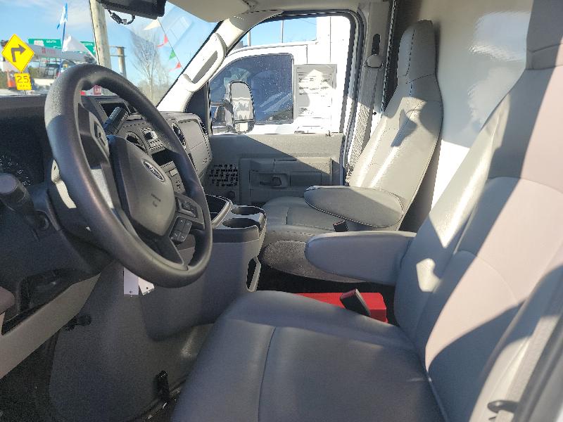 Ford Econoline E-350 Super Duty 2024
