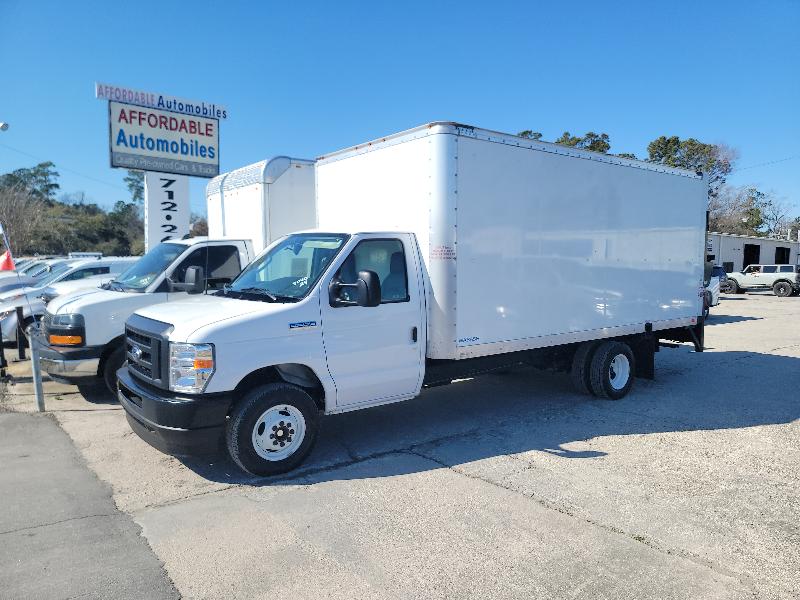 Ford Econoline E-350 Super Duty 2024