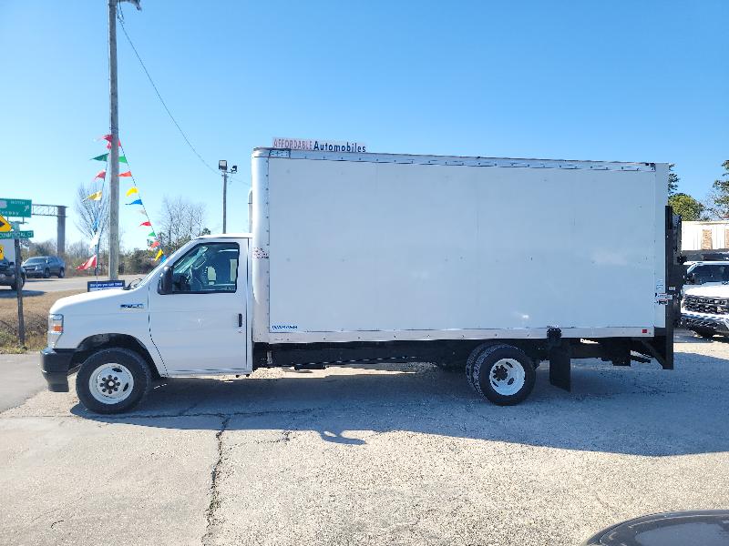 Ford Econoline E-350 Super Duty 2024