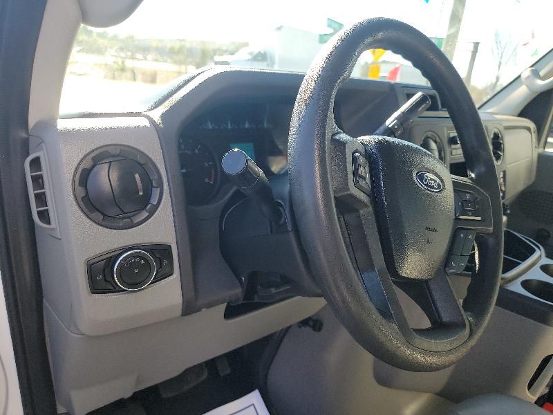 Ford Econoline E-350 Super Duty 2024