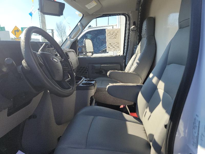 Ford Econoline E-350 Super Duty 2024
