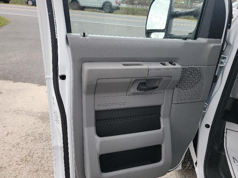 Ford Econoline E-350 Super Duty 2024