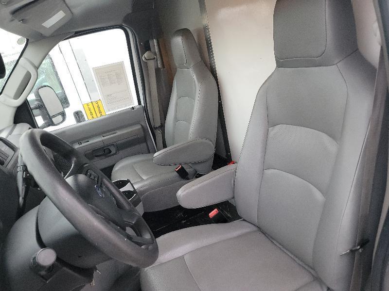 Ford Econoline E-350 Super Duty 2024
