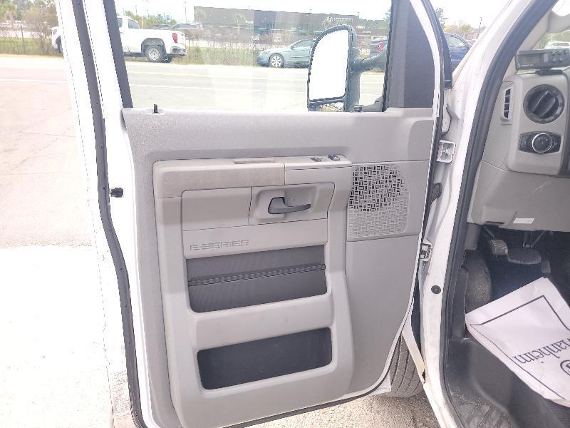 Ford Econoline E-350 Super Duty 2023