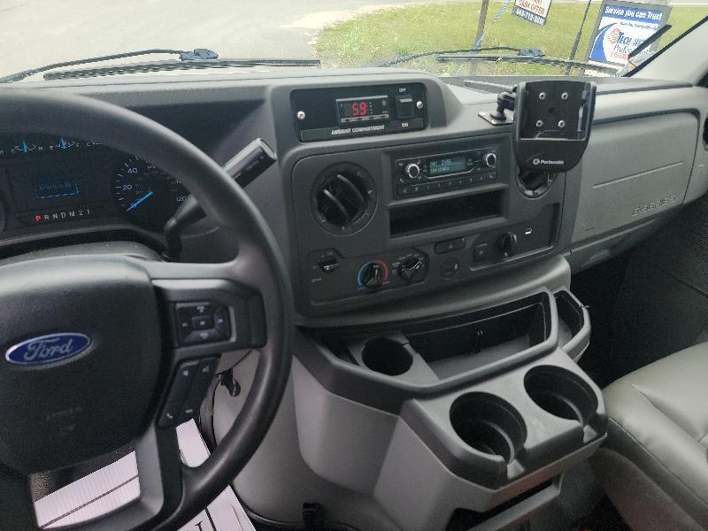 Ford Econoline E-350 Super Duty 2023