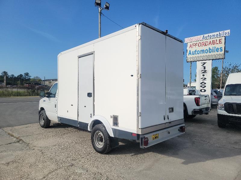 Ford Econoline E-350 Super Duty 2023