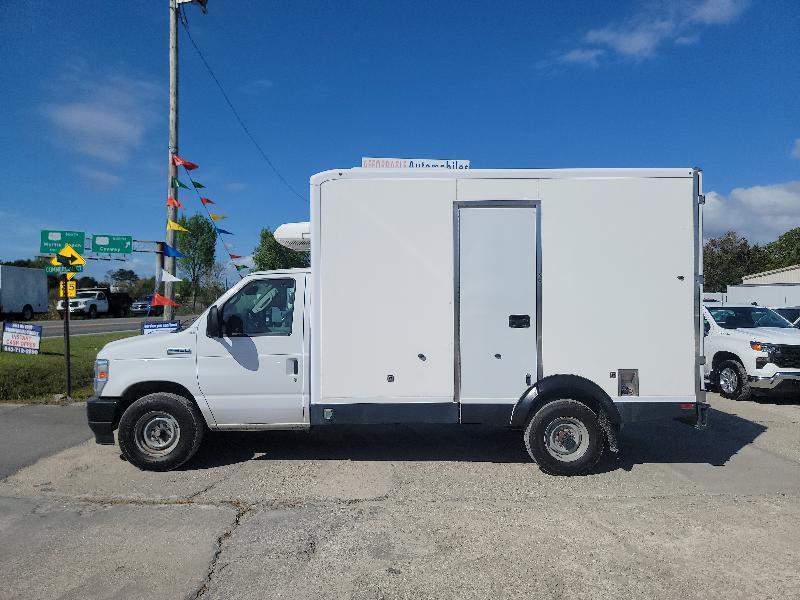 Ford Econoline E-350 Super Duty 2023
