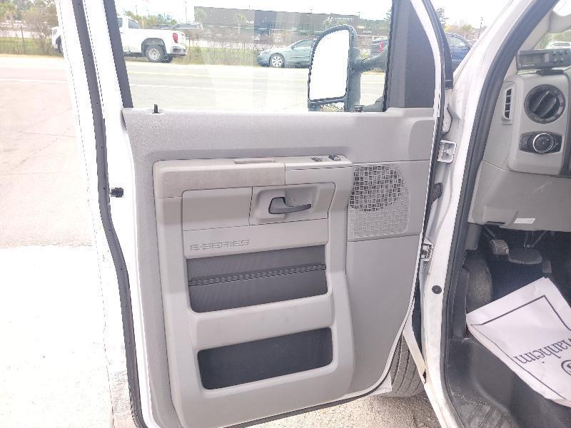 Ford Econoline E-350 Super Duty 2023