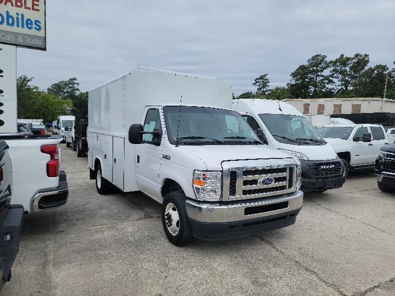 Ford Econoline E-350 Super Duty 2023