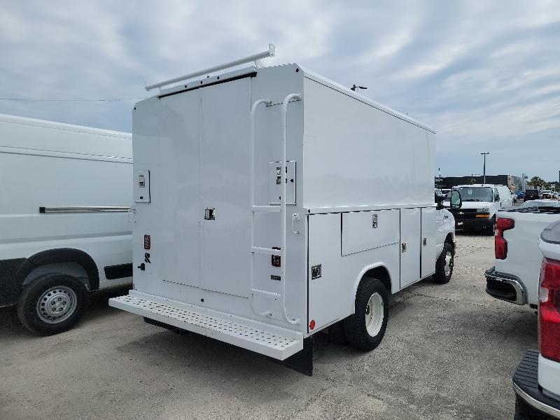 Ford Econoline E-350 Super Duty 2023