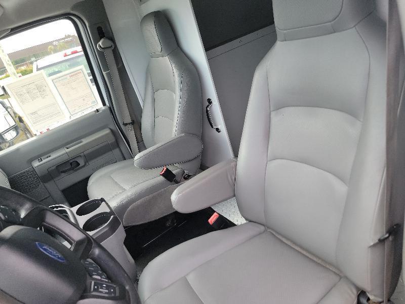 Ford Econoline E-350 Super Duty 2023