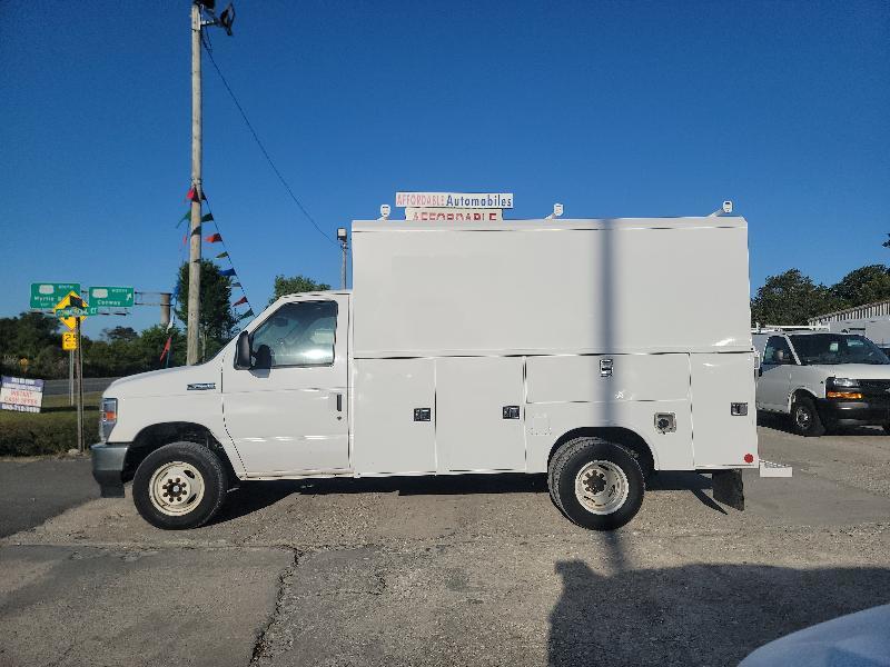 Ford Econoline E-350 Super Duty 2023