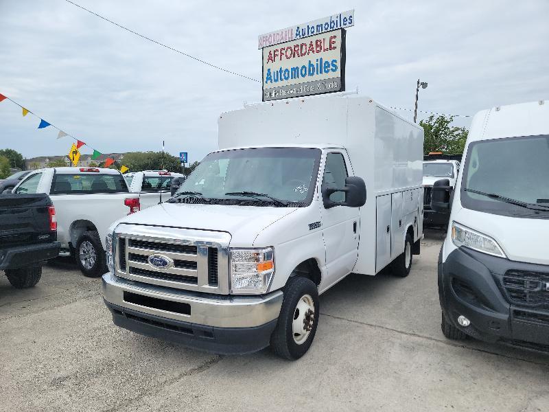 Ford Econoline E-350 Super Duty 2023