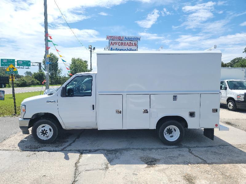 Ford Econoline E-350 Super Duty 2023