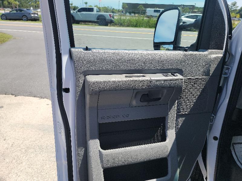 Ford Econoline E-350 Super Duty 2023