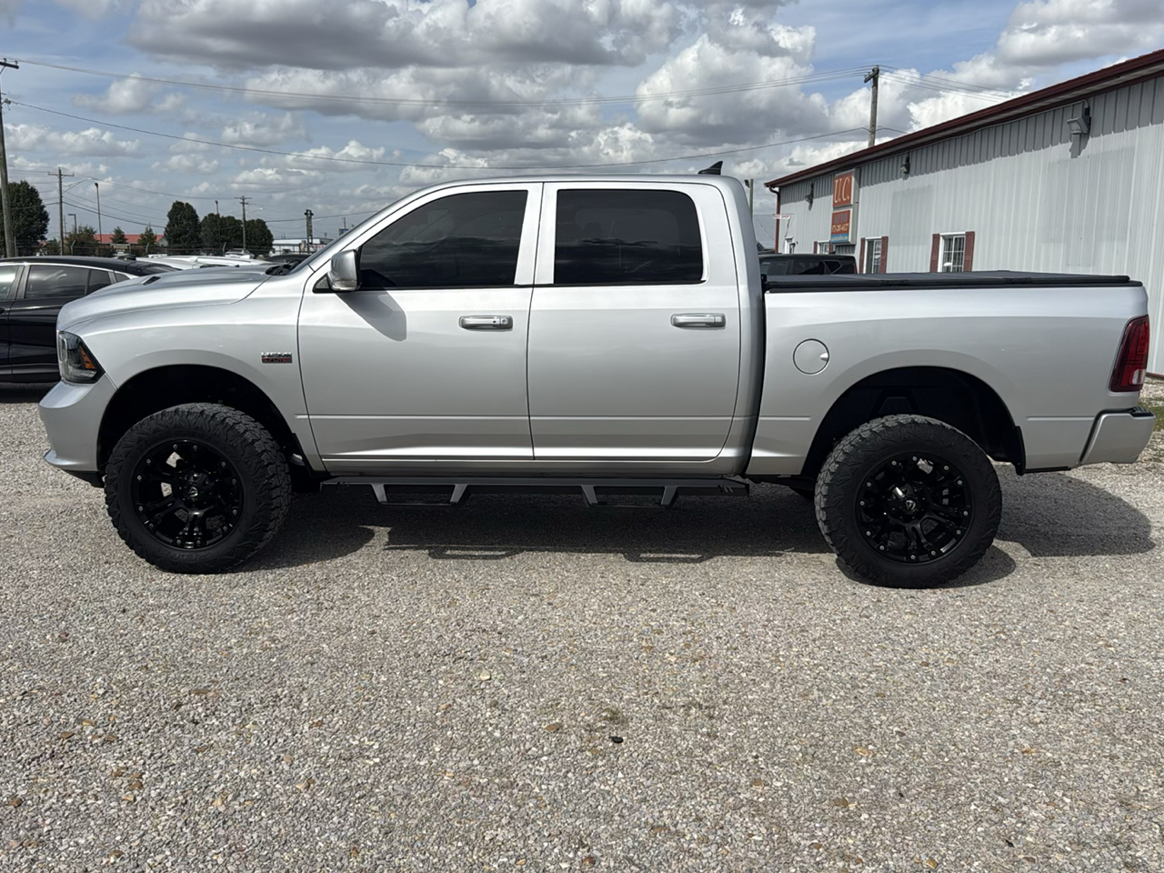 RAM 1500 2WD Crew Cab 140.5" Sport 2017
