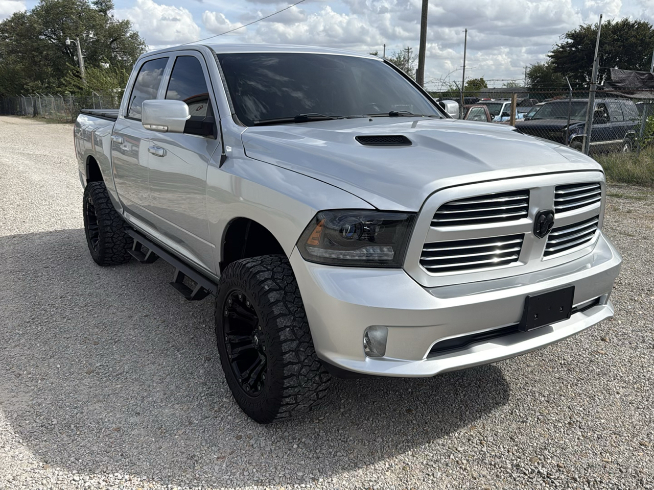 RAM 1500 2WD Crew Cab 140.5" Sport 2017