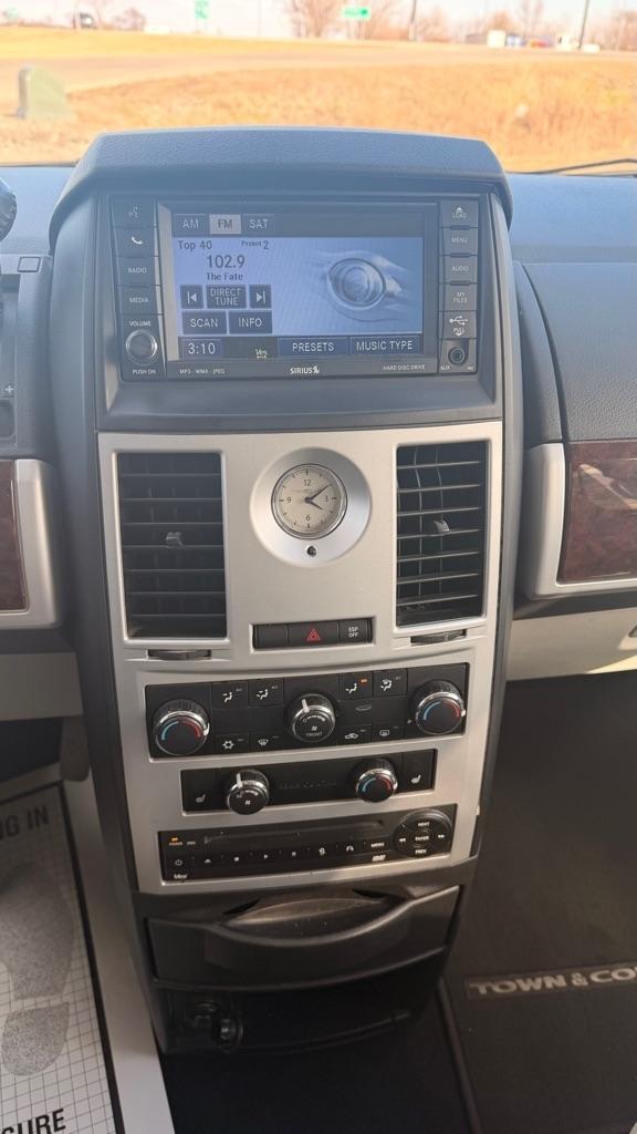 Chrysler Town & Country 4dr Wgn Touring Plus 2010