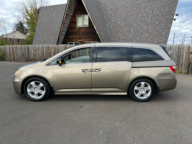 2013 Honda Odyssey Touring photo 2
