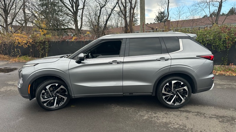 2022 Mitsubishi Outlander SEL photo 4