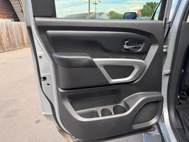 Nissan Titan Platinum Reserve Crew Cab 4WD 2017