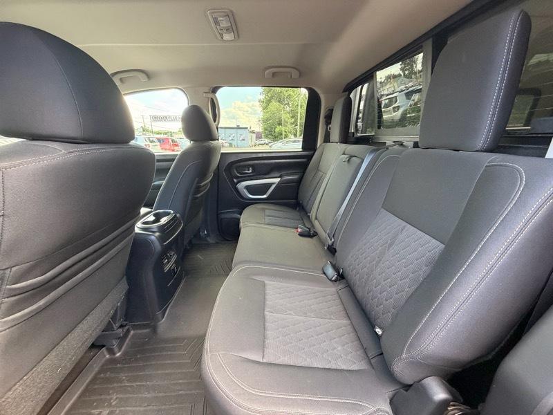 Nissan Titan Platinum Reserve Crew Cab 4WD 2017
