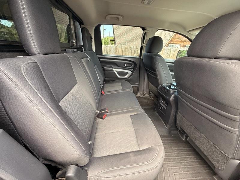 Nissan Titan Platinum Reserve Crew Cab 4WD 2017