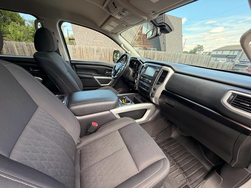 Nissan Titan Platinum Reserve Crew Cab 4WD 2017