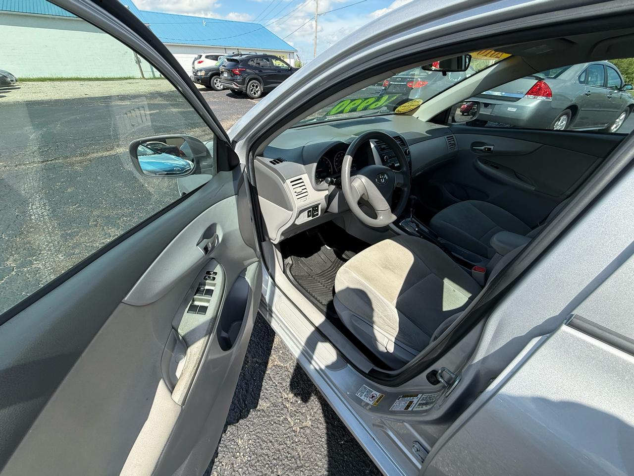 Toyota Corolla 4dr Sdn LE Auto 2010