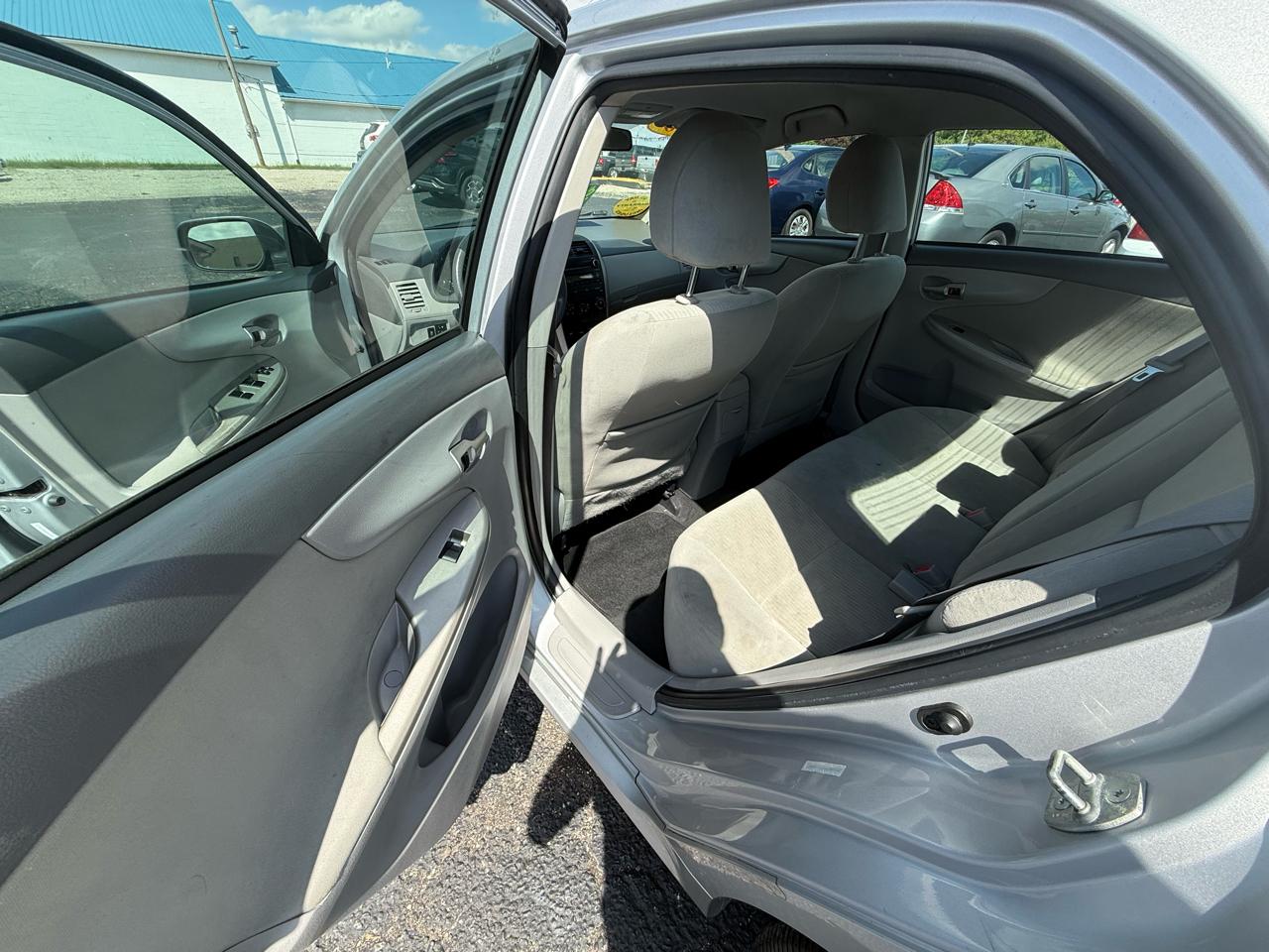 Toyota Corolla 4dr Sdn LE Auto 2010