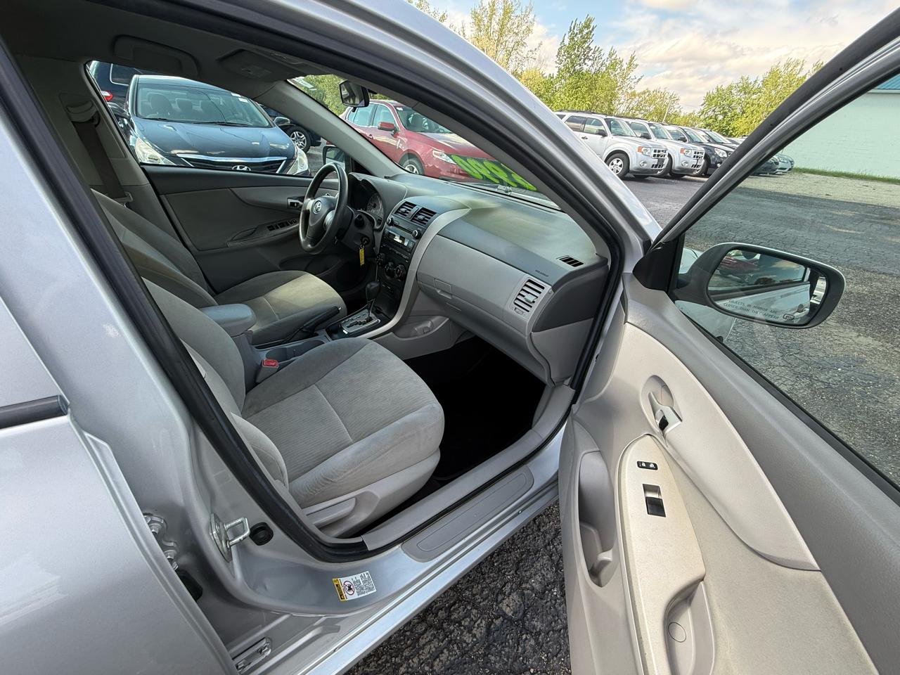 Toyota Corolla 4dr Sdn LE Auto 2010