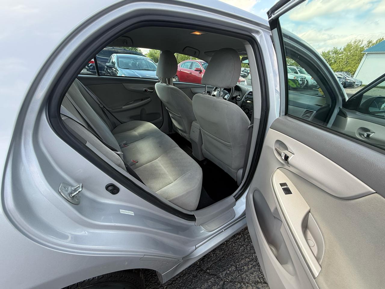 Toyota Corolla 4dr Sdn LE Auto 2010