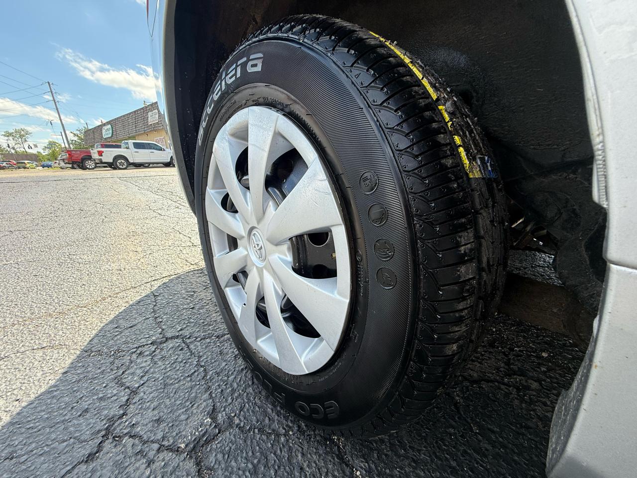 Toyota Corolla 4dr Sdn LE Auto 2010